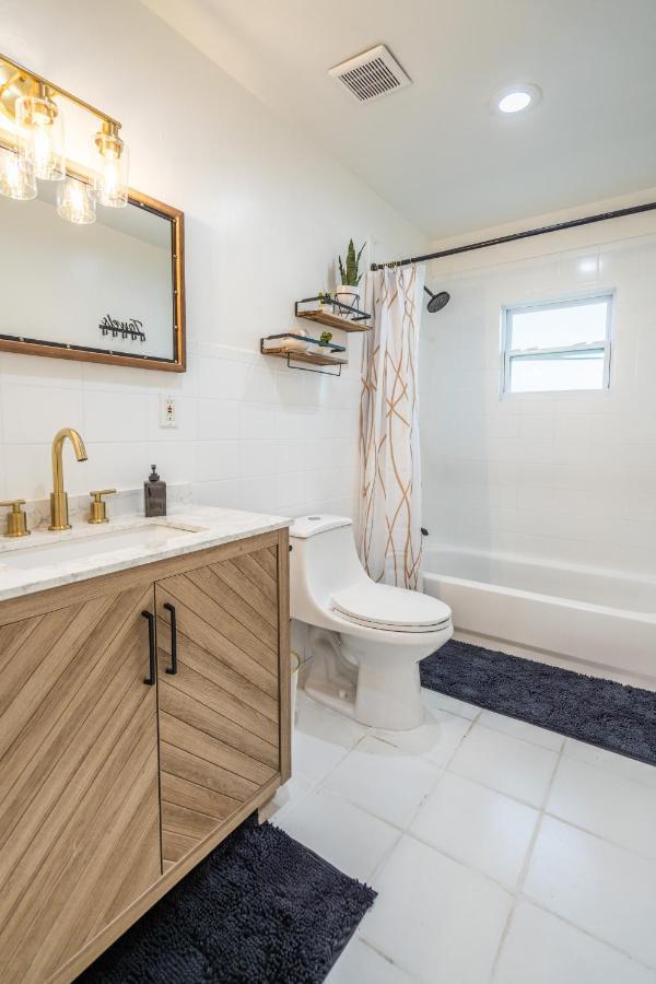 Appartamento Renovated 2 Bd W/ Private Parking, Gallery & W/d *